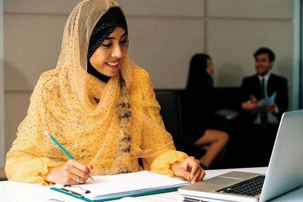 طلاب يحضرون برنامج تدريب كامبريدج للغة الإنجليزية في صف دراسي بالسعودية